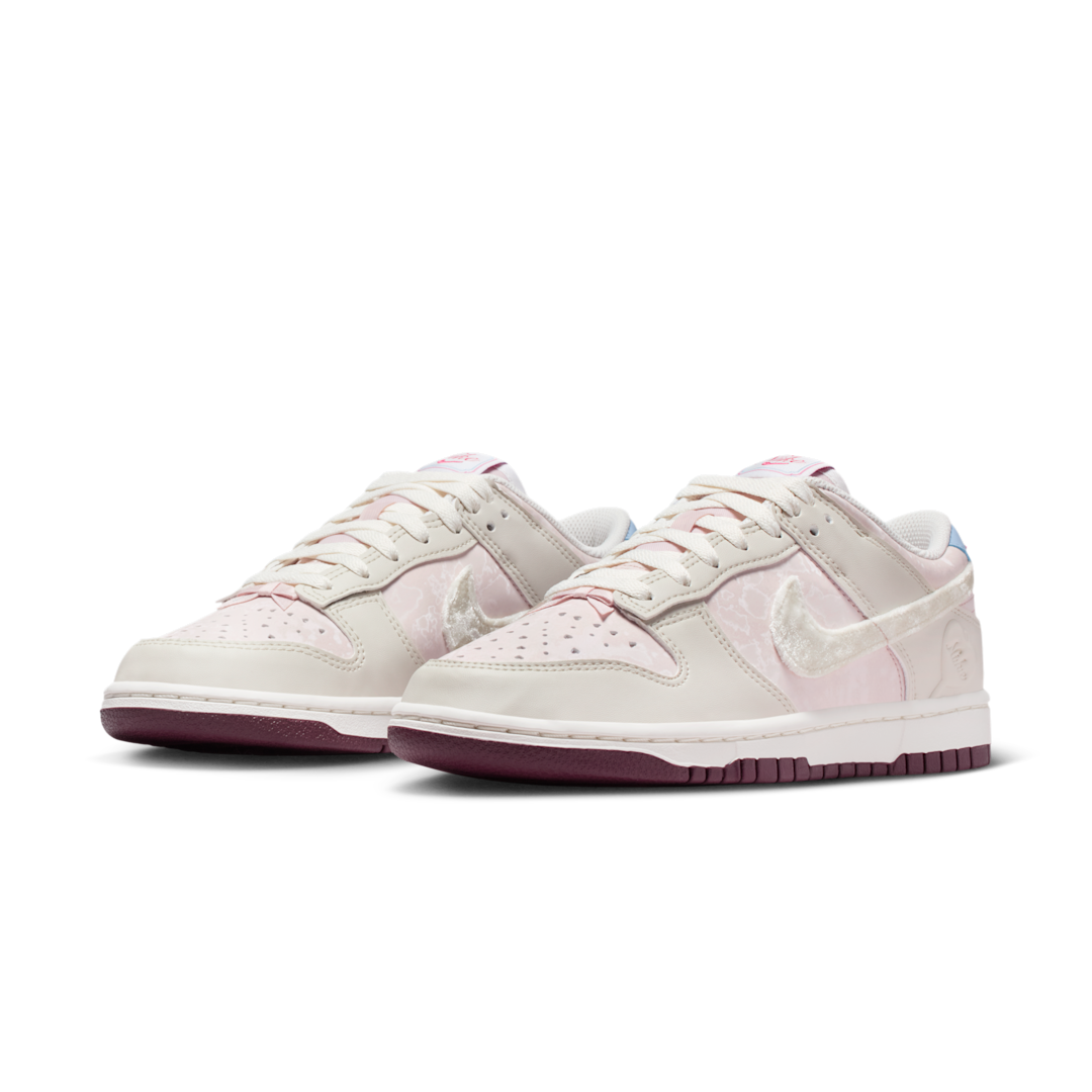 Overkicks - Nike Dunk Low Valentines Day (2026) (IQ1145-610) - vista trasera