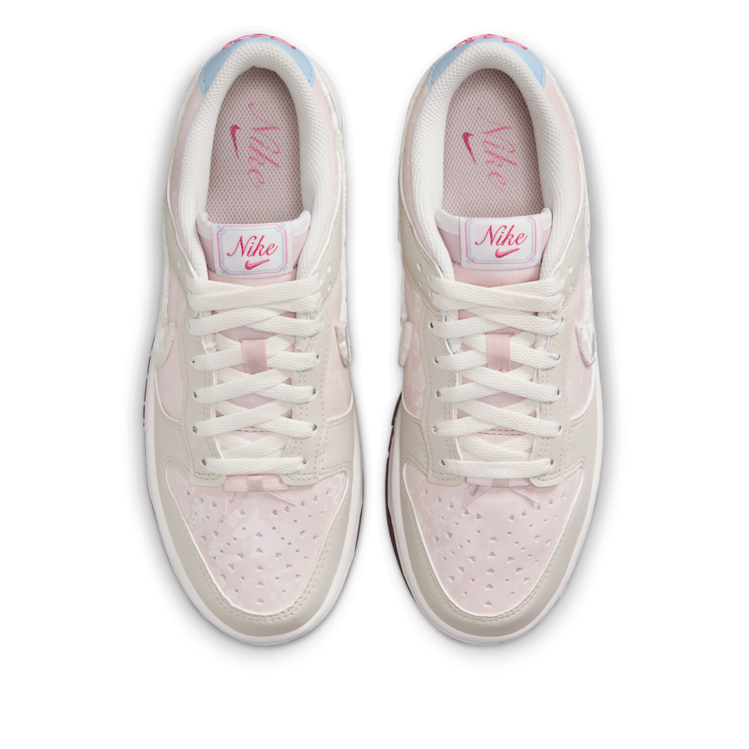 Overkicks - Nike Dunk Low Valentines Day (2026) (IQ1145-610) - par completo
