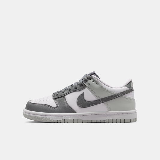 Overkicks - Nike Dunk Low White Smoke Grey Fog (GS) (IQ0804-102) - vista lateral