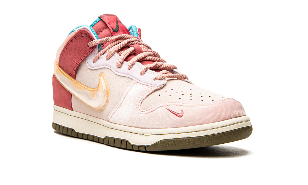 Overkicks - Nike Dunk Mid Social Status Free Lunch Strawberry Milk (DJ1173-600) - detalle lateral interior