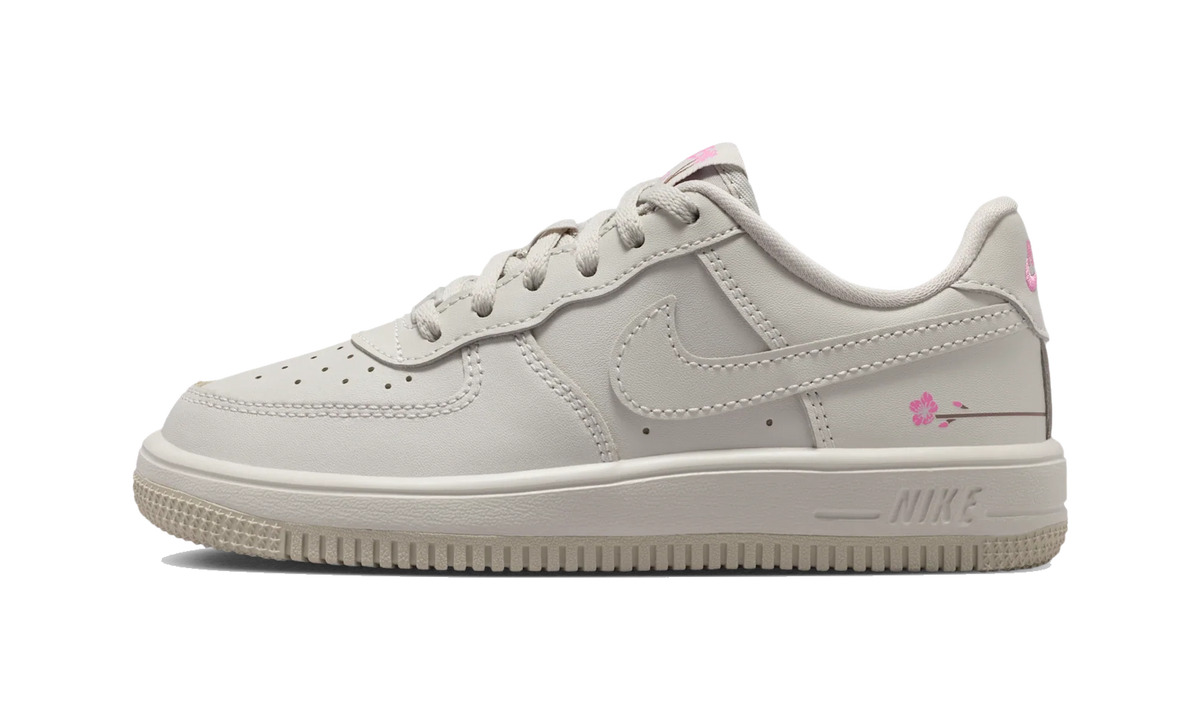 Overkicks - Nike Force 1 Low Light Bone Playful Pink (PS) (IR3987-001) - vista lateral