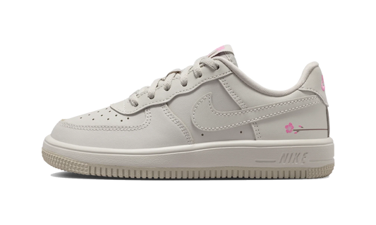 Overkicks - Nike Force 1 Low Light Bone Playful Pink (PS) (IR3987-001) - vista lateral
