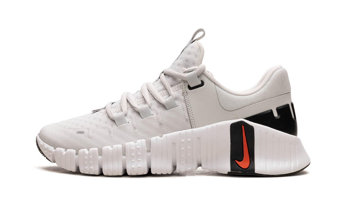 Overkicks - Nike Free Metcon 5 Photon Dust (Womens) (DV3950-002) - vista lateral