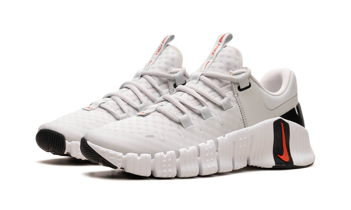 Overkicks - Nike Free Metcon 5 Photon Dust (Womens) (DV3950-002) - vista trasera