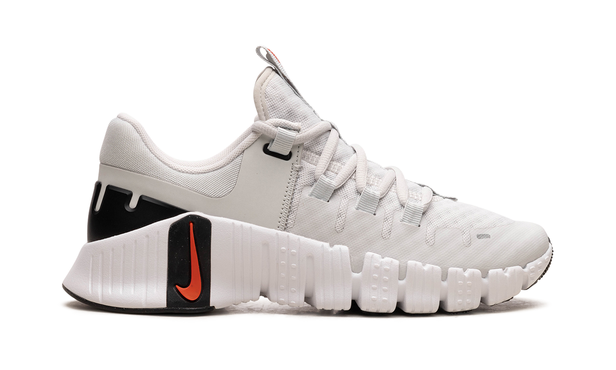Overkicks - Nike Free Metcon 5 Photon Dust (Womens) (DV3950-002) - detalle talon