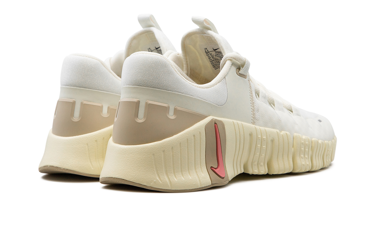 Overkicks - Nike Free Metcon 5 Sail Sanddrift (Womens) (DV3950-100) - par completo