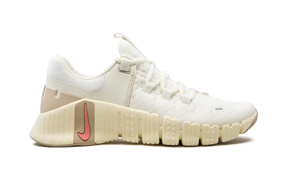 Overkicks - Nike Free Metcon 5 Sail Sanddrift (Womens) (DV3950-100) - detalle talon