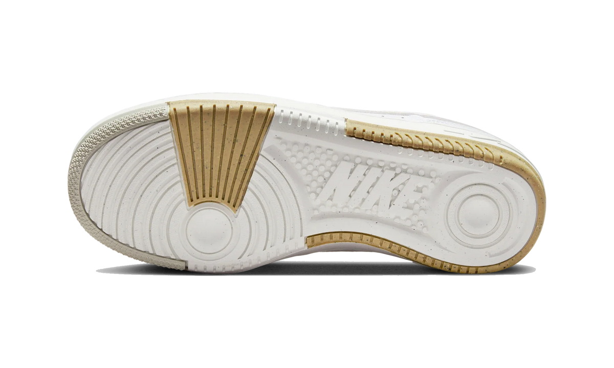 Overkicks - Nike Gamma Force White Light Bone (Womens) (DX9176-103) - detalle suela