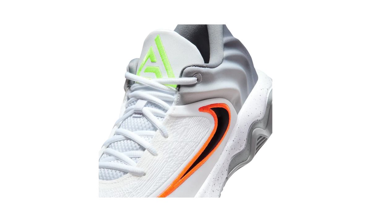 Overkicks - Nike Giannis Immortality 4 White Volt Wolf Grey Black (FQ3680-102) - detalle lateral interior