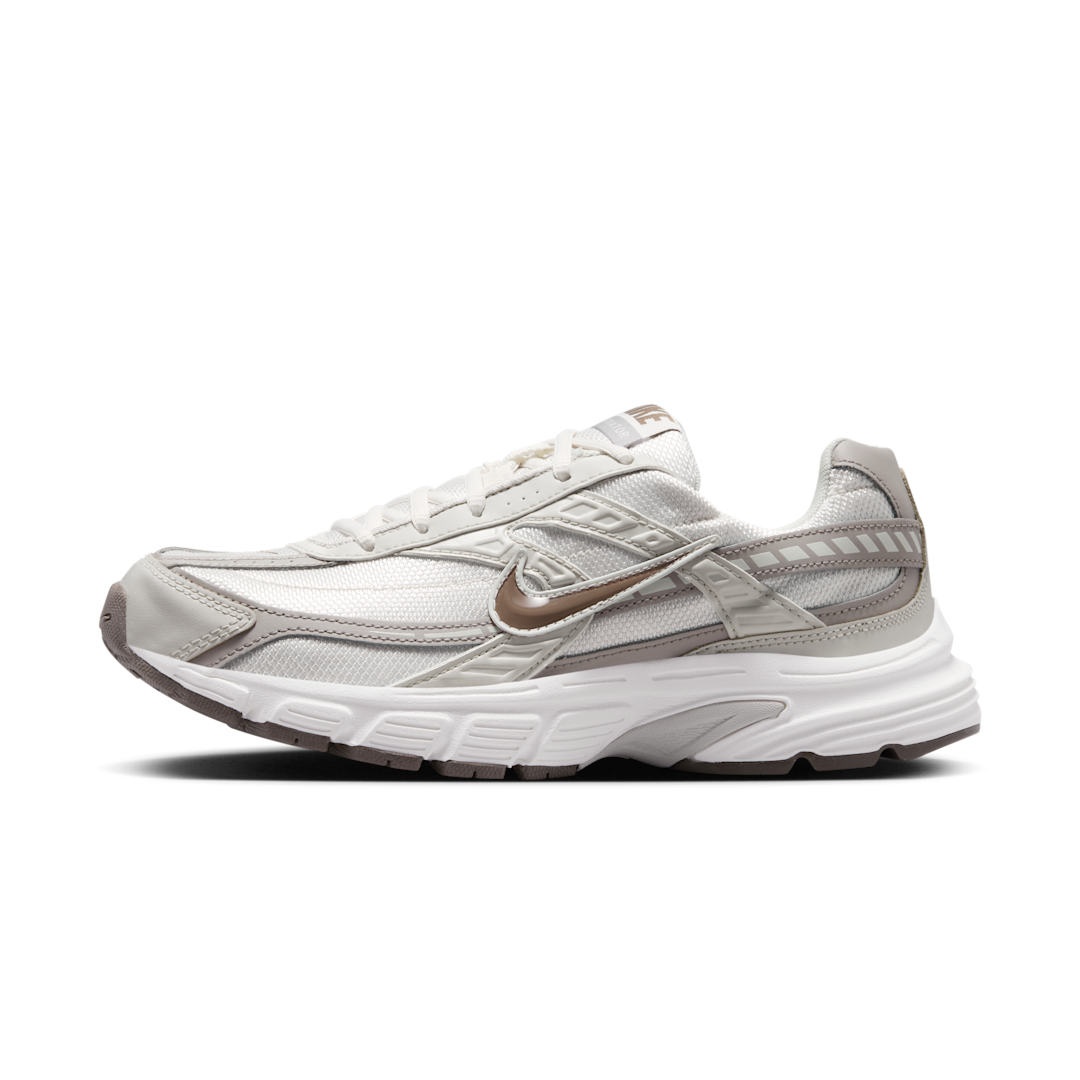 Overkicks - Nike Initiator Phantom Light Bone Sail Mink Brown (Womens) (IB4339-001) - vista lateral