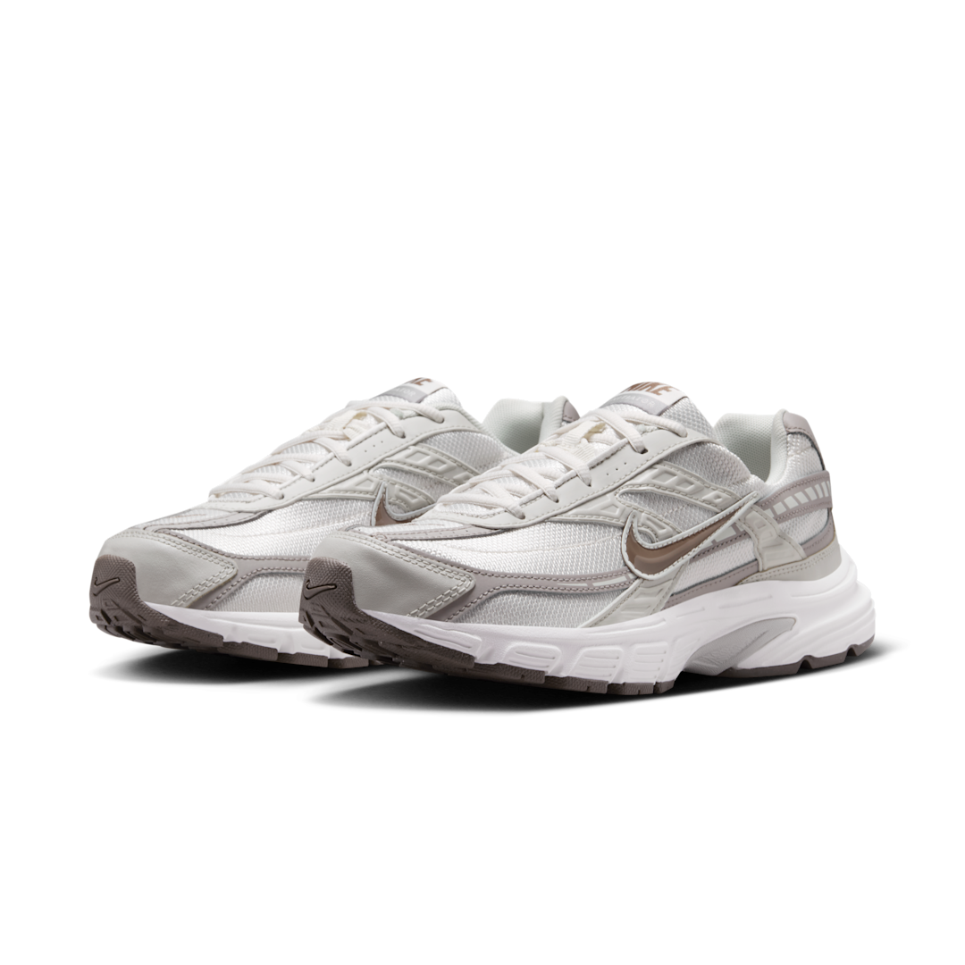 Overkicks - Nike Initiator Phantom Light Bone Sail Mink Brown (Womens) (IB4339-001) - vista trasera