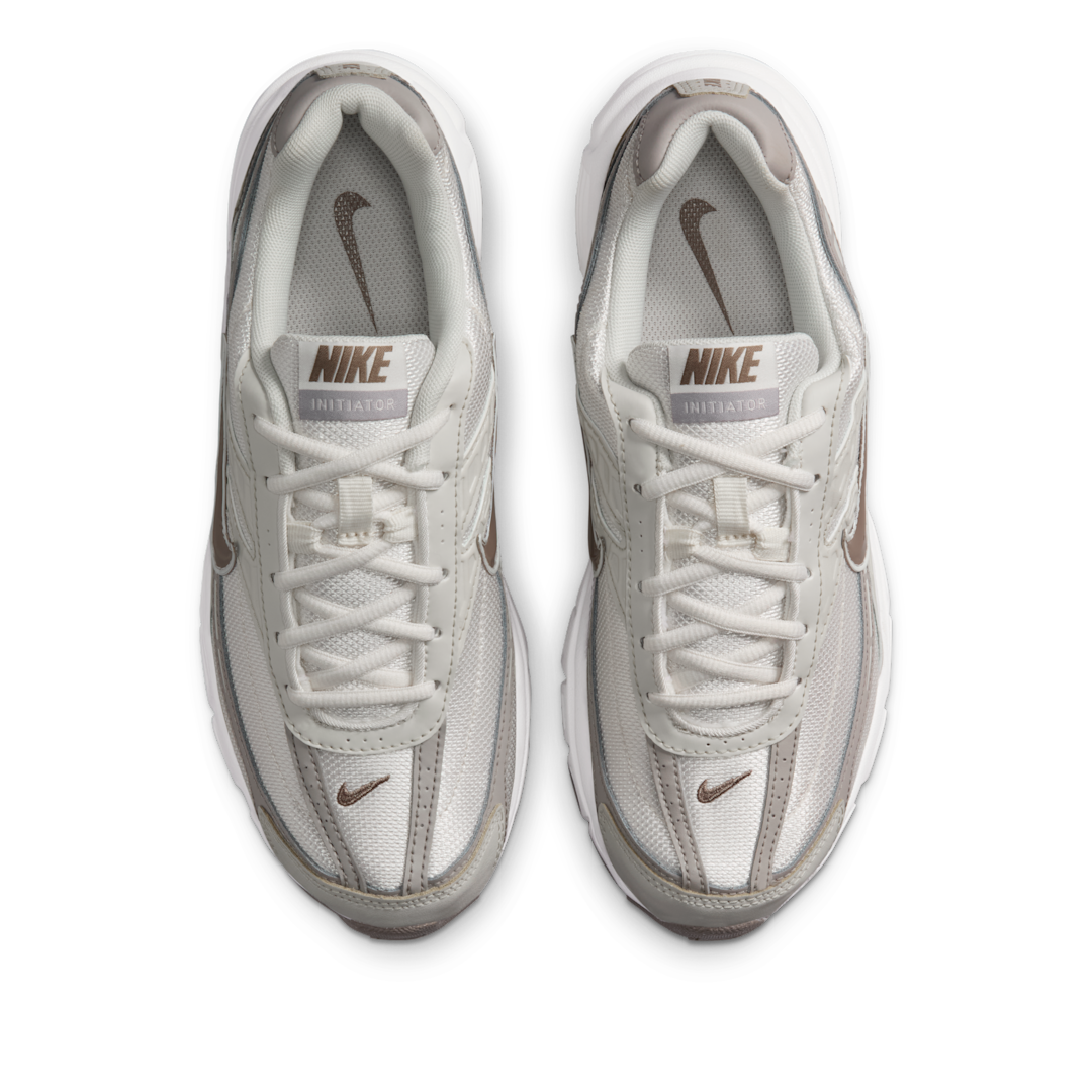 Overkicks - Nike Initiator Phantom Light Bone Sail Mink Brown (Womens) (IB4339-001) - par completo
