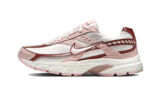 Overkicks - Nike Initiator Red Sepia Echo Pink (Womens) (IB4339-002) - vista lateral
