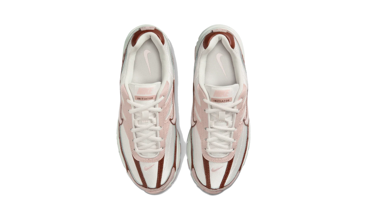 Overkicks - Nike Initiator Red Sepia Echo Pink (Womens) (IB4339-002) - vista superior