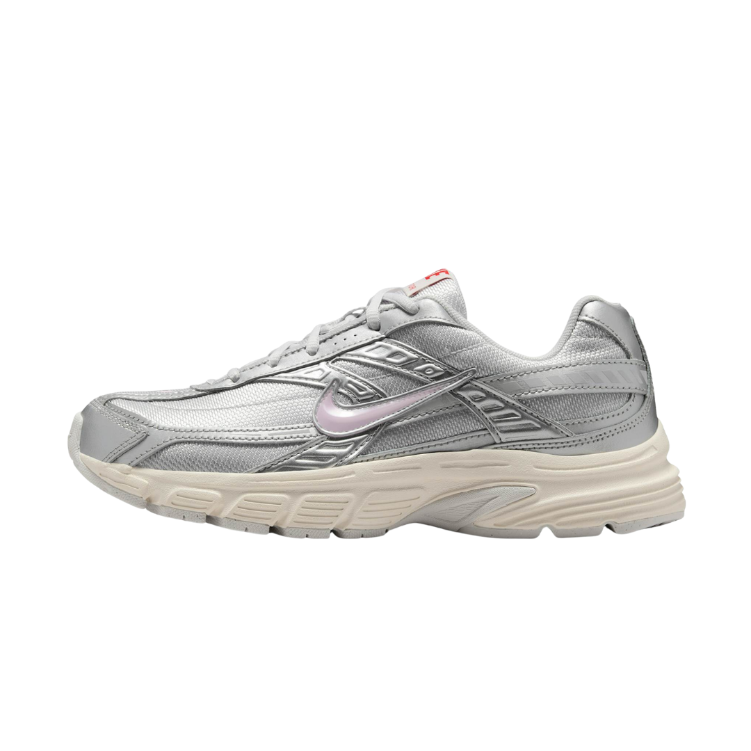 Overkicks - Nike Initiator Vast Grey Metallic Silver Pale Ivory Pink Foam (Women's) (IB4483-078) - vista lateral