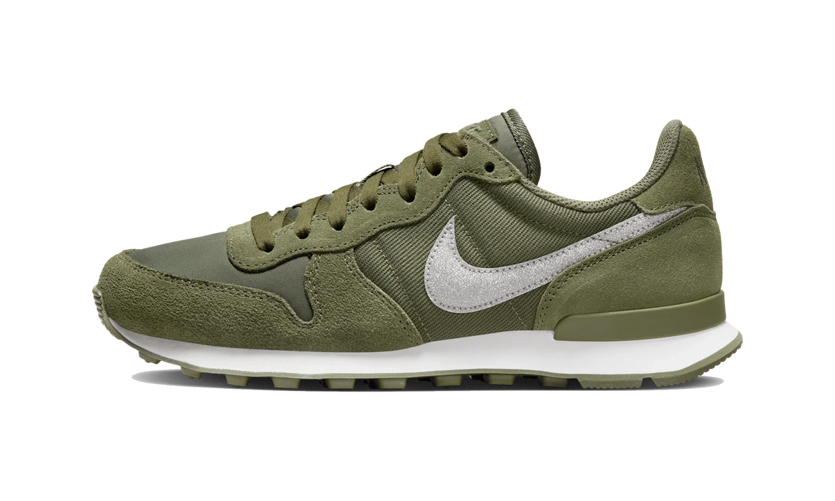 Overkicks - Nike Internationalist Medium Olive (Womens) (AT0075-200) - vista lateral