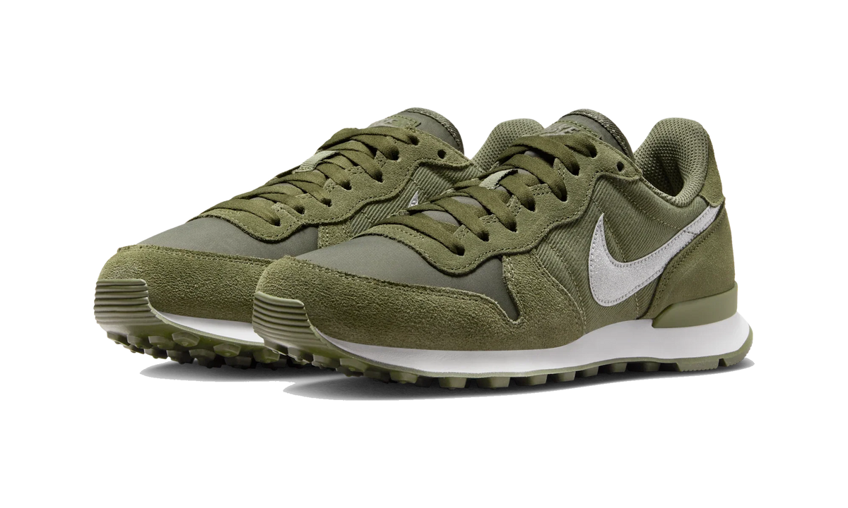 Overkicks - Nike Internationalist Medium Olive (Womens) (AT0075-200) - vista trasera