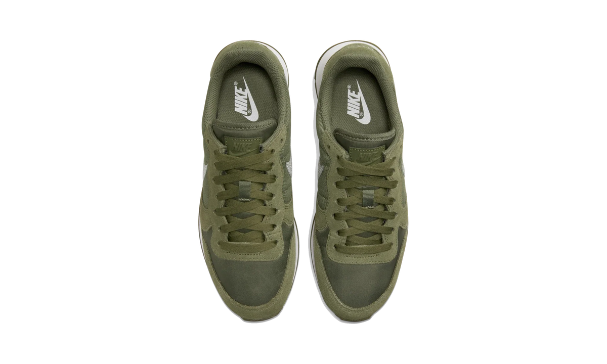 Overkicks - Nike Internationalist Medium Olive (Womens) (AT0075-200) - vista superior