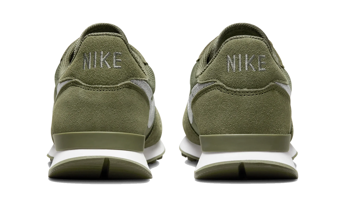 Overkicks - Nike Internationalist Medium Olive (Womens) (AT0075-200) - detalle talon