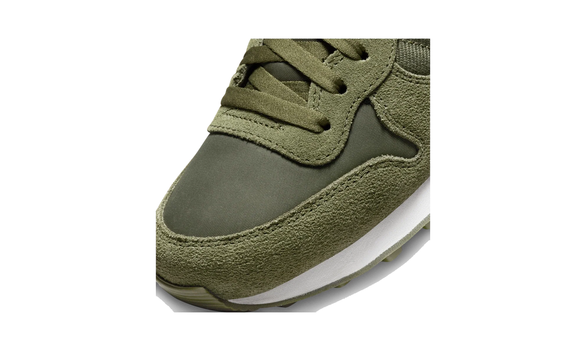 Overkicks - Nike Internationalist Medium Olive (Womens) (AT0075-200) - detalle lateral interior