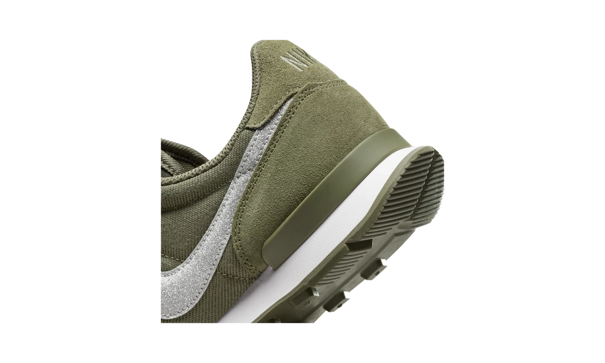 Overkicks - Nike Internationalist Medium Olive (Womens) (AT0075-200) - detalle