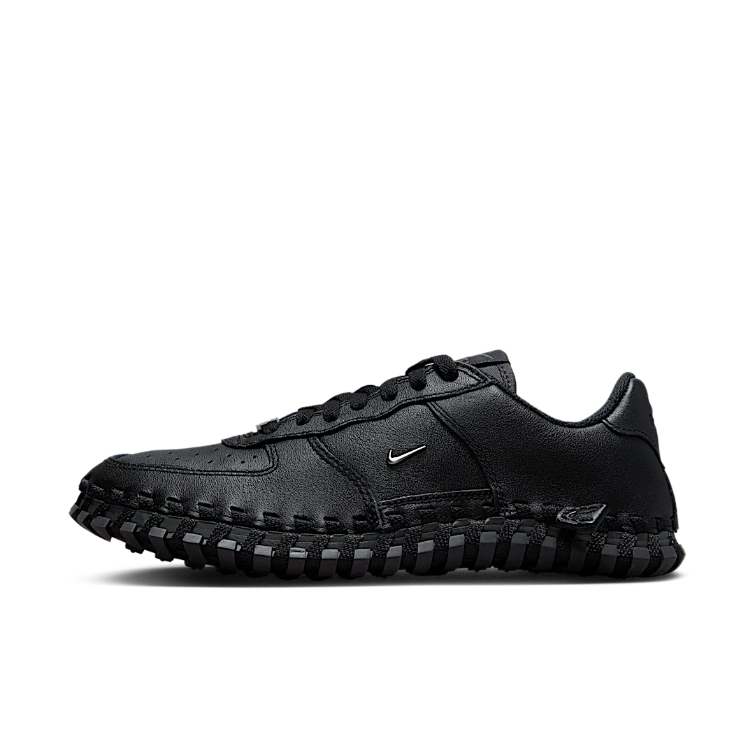 Overkicks - Nike J Force 1 Low LX Jacquemus Black (DR0424-001) - vista lateral