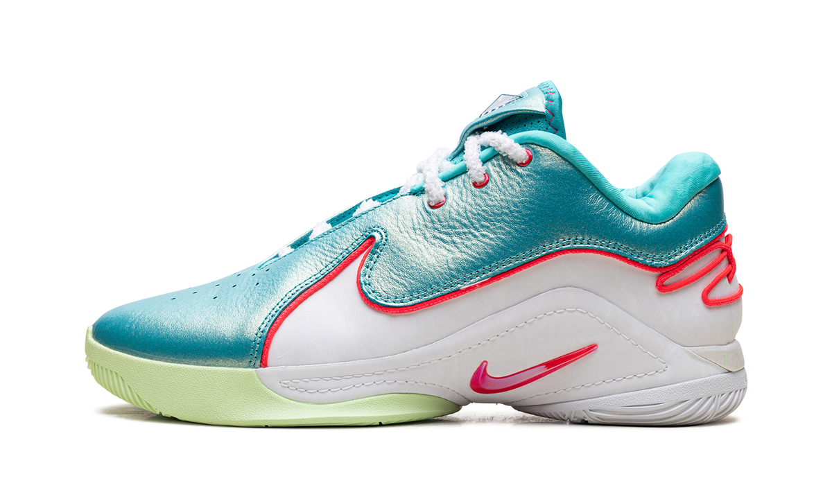 Overkicks - Nike LeBron 22 Christmas (HV5147-600/HV5148-600) - vista lateral