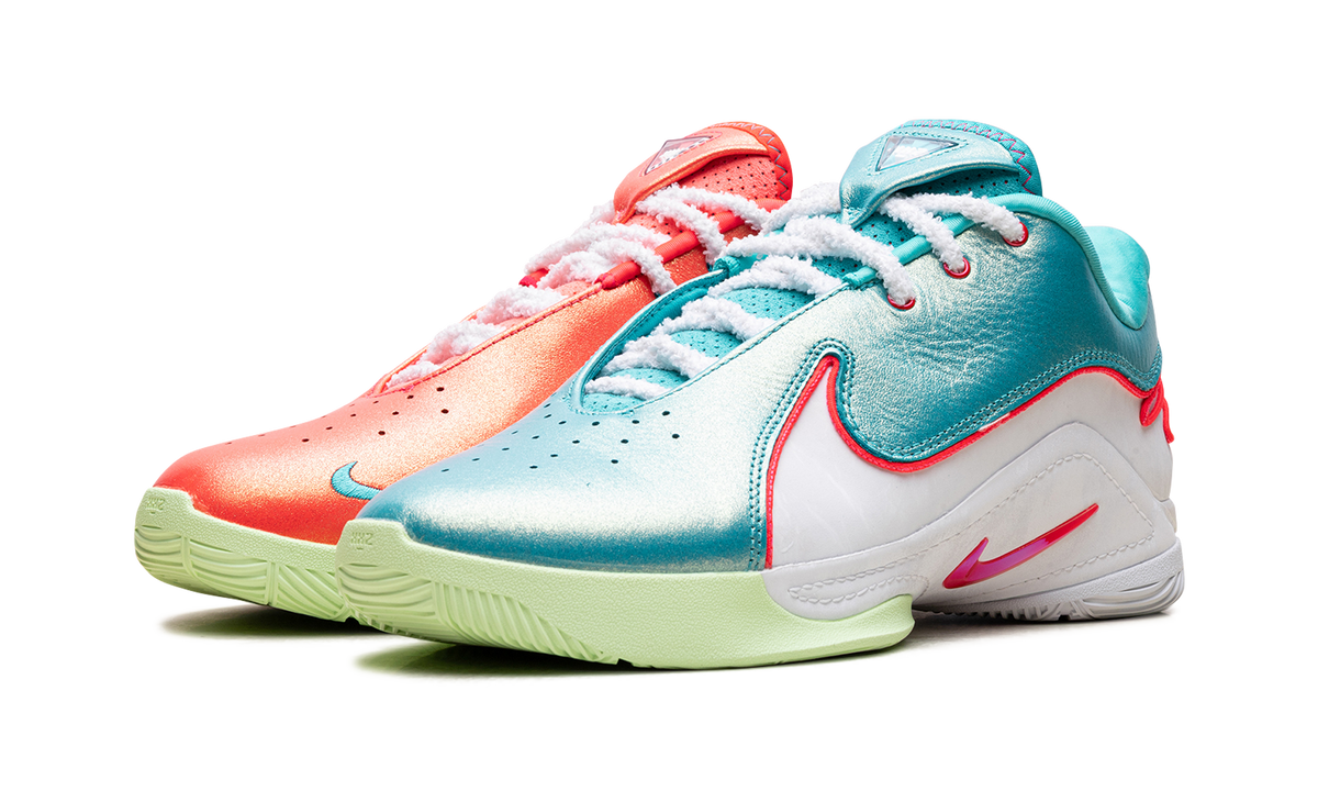 Overkicks - Nike LeBron 22 Christmas (HV5147-600/HV5148-600) - vista trasera