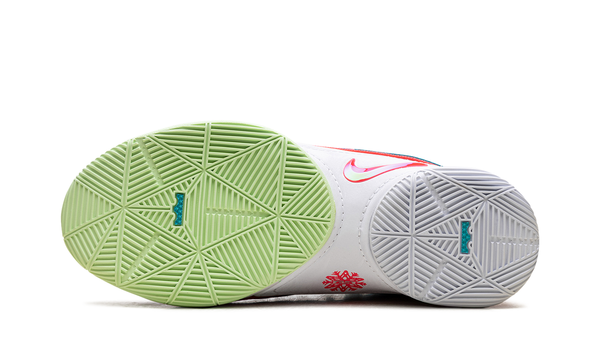 Overkicks - Nike LeBron 22 Christmas (HV5147-600/HV5148-600) - vista superior