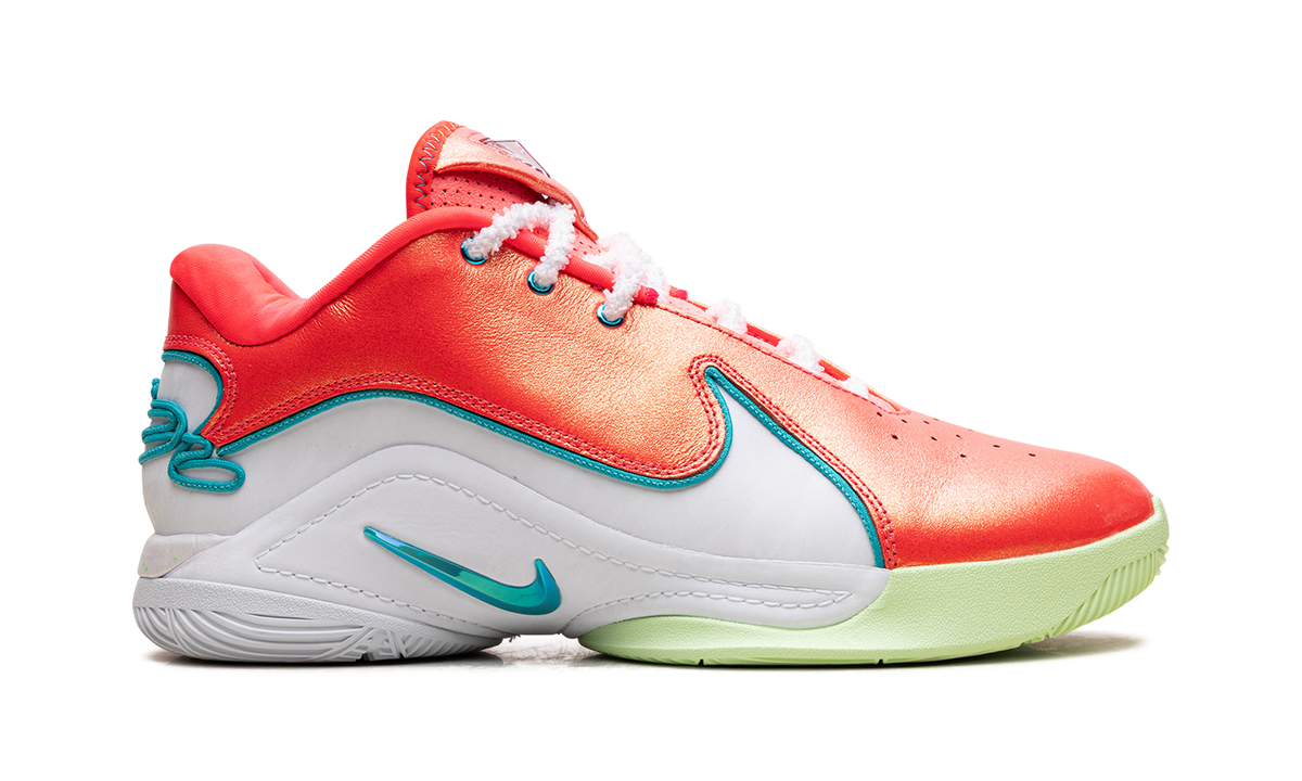 Overkicks - Nike LeBron 22 Christmas (HV5147-600/HV5148-600) - detalle talon