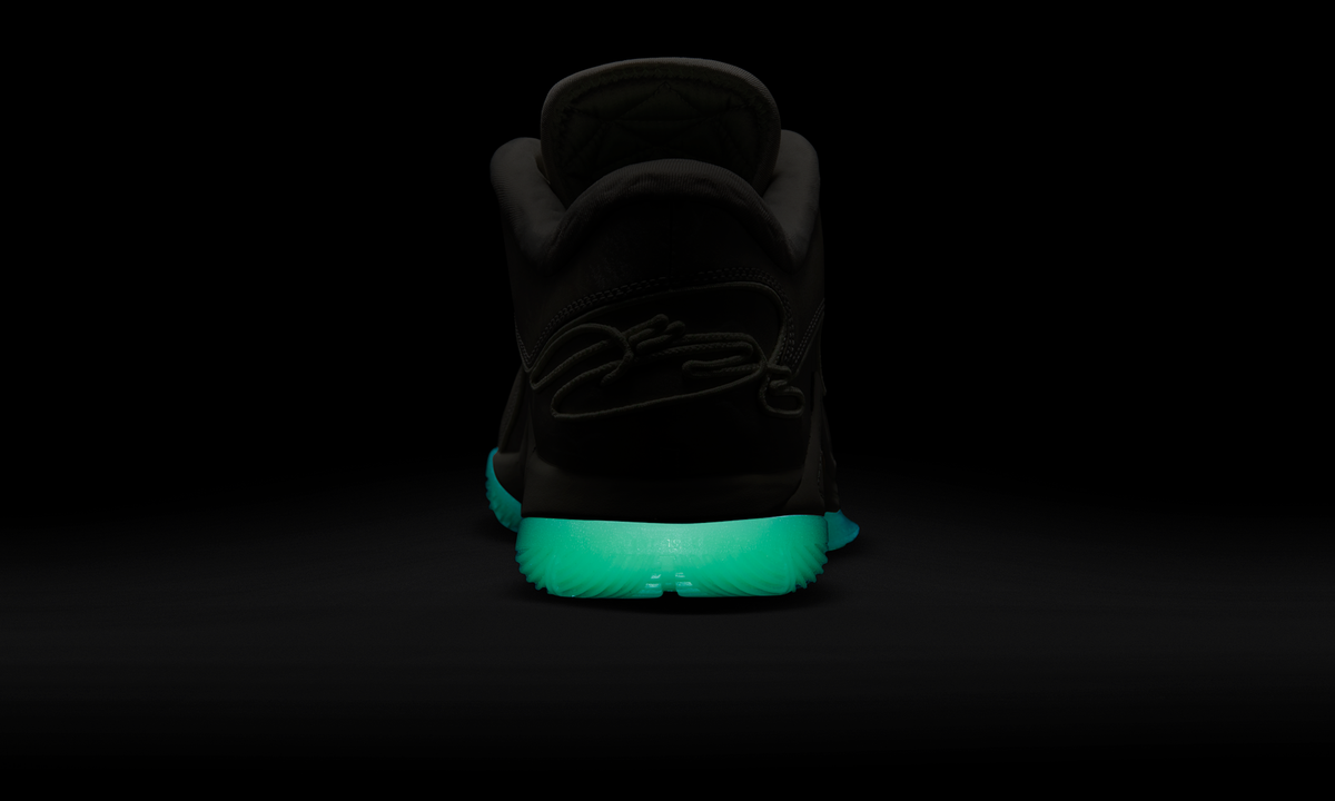 Overkicks - Nike LeBron 22 Dunkman (Translucent Outsole) (FZ1094-002) - detalle