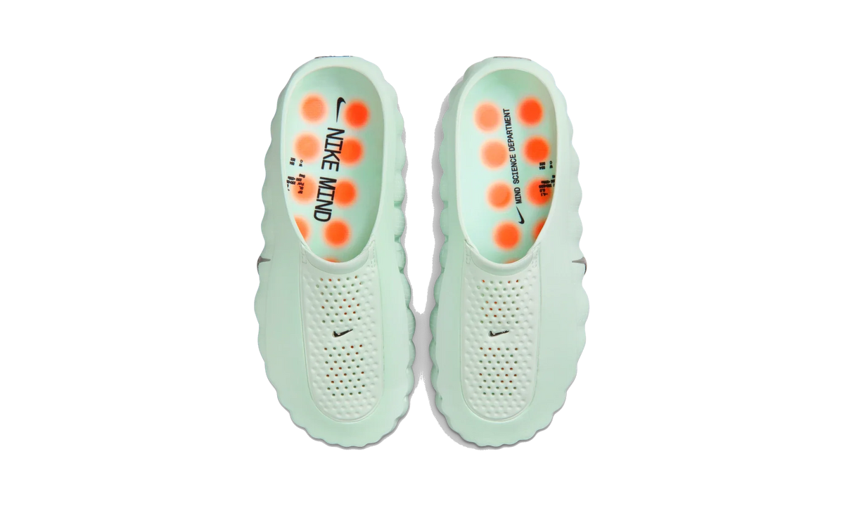 Overkicks - Nike Mind 001 Barely Green Hyper Crimson Black Chrome (Womens) (HQ4309-300) - vista trasera