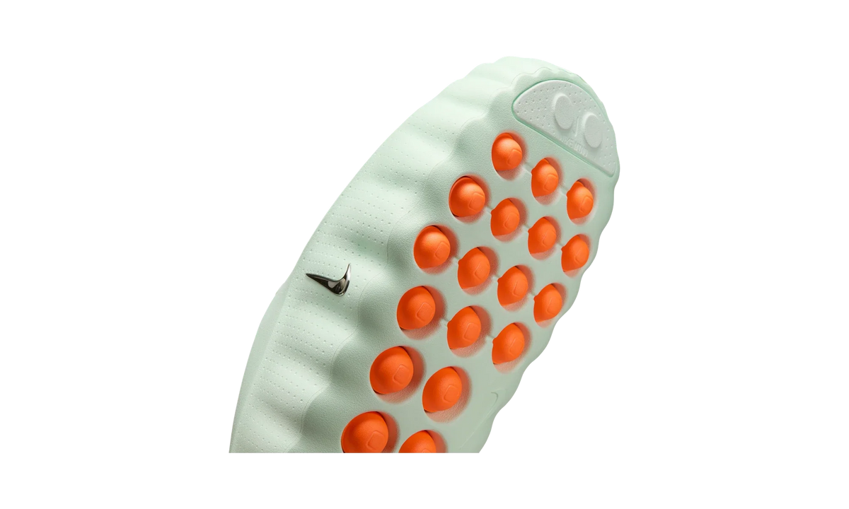 Overkicks - Nike Mind 001 Barely Green Hyper Crimson Black Chrome (Womens) (HQ4309-300) - detalle lateral interior
