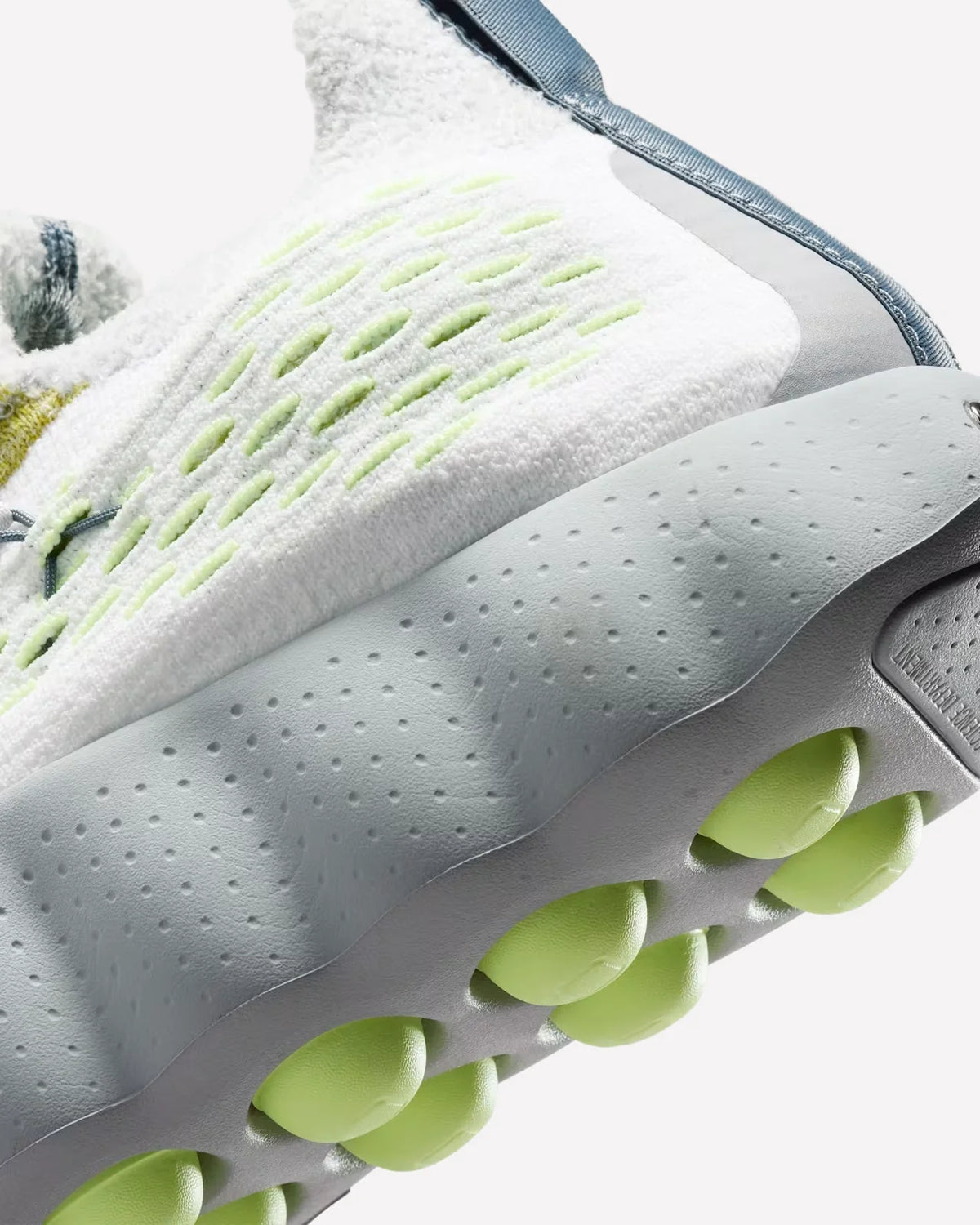 Overkicks - Nike Mind 002 Flyknit White Dark Grey Volt (IR2176-100) - detalle talon