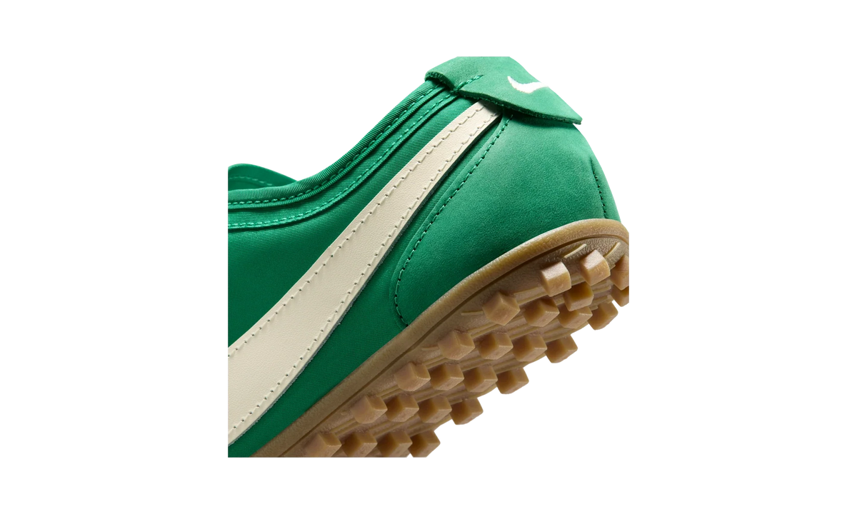 Overkicks - Nike Moon Shoe Malachite Soft Pearl (Womens) (IW0955-300) - detalle