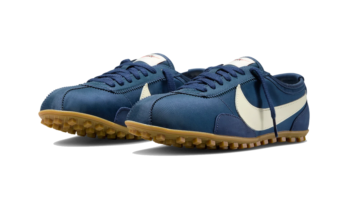 Overkicks - Nike Moon Shoe OG Midnight Navy Gum Light Brown Soft Pearl (Womens) (IW0955-400) - vista trasera