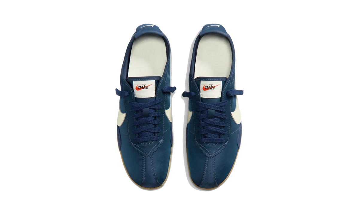 Overkicks - Nike Moon Shoe OG Midnight Navy Gum Light Brown Soft Pearl (Womens) (IW0955-400) - vista superior