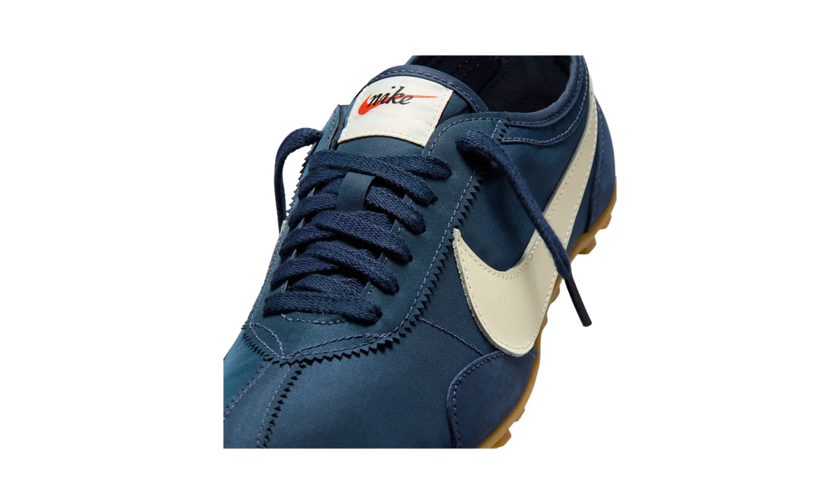 Overkicks - Nike Moon Shoe OG Midnight Navy Gum Light Brown Soft Pearl (Womens) (IW0955-400) - detalle lateral interior