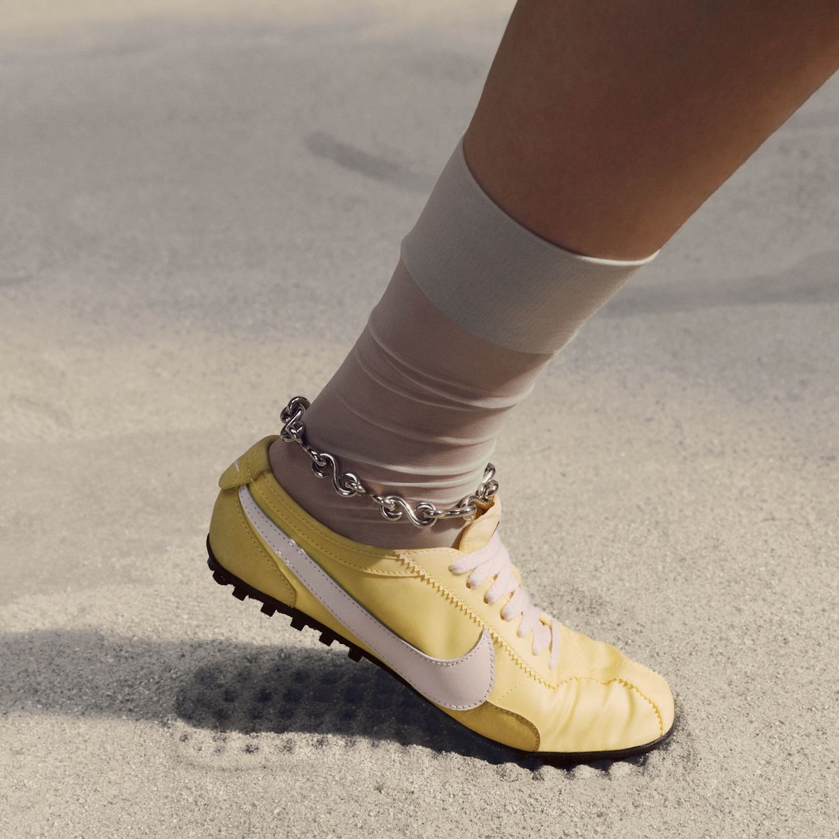 Overkicks - Nike Moon Shoe OG Soft Yellow Black Soft Pearl (Womens) (IW0955-700) - par completo