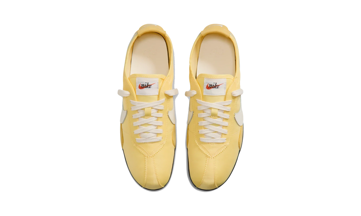 Overkicks - Nike Moon Shoe OG Soft Yellow Black Soft Pearl (Womens) (IW0955-700) - vista superior