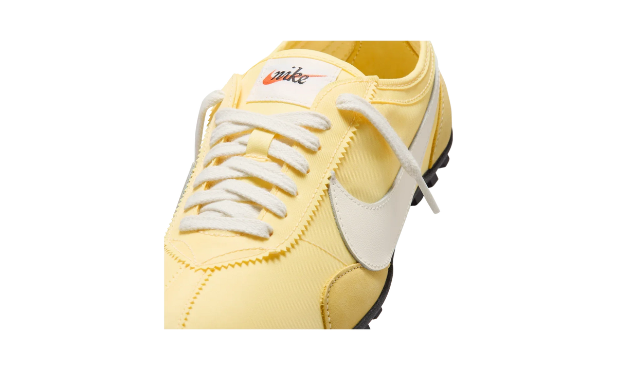 Overkicks - Nike Moon Shoe OG Soft Yellow Black Soft Pearl (Womens) (IW0955-700) - detalle lateral interior