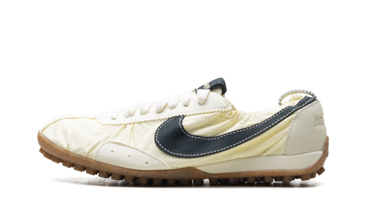Overkicks - Nike Moon Shoe SP Jacquemus Alabaster (Womens) (HV8547-700) - vista lateral