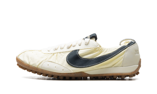 Overkicks - Nike Moon Shoe SP Jacquemus Alabaster (Womens) (HV8547-700) - vista lateral
