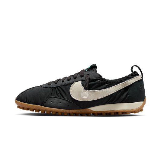 Overkicks - Nike Moon Shoe SP Jacquemus Off Noir (Womens) (HV8547-001) - vista lateral