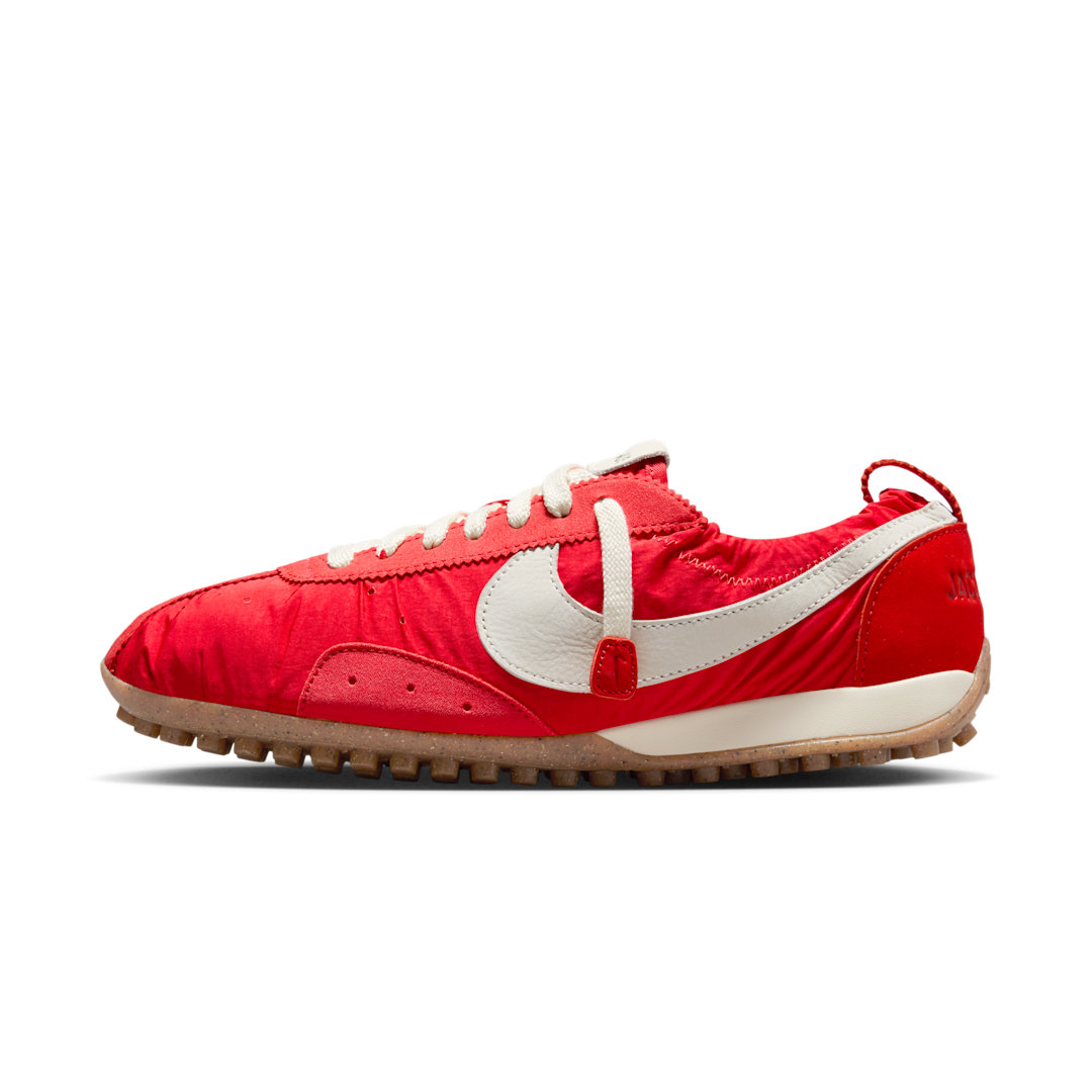Overkicks - Nike Moon Shoe SP Jacquemus University Red (Womens) (HV8547-600) - vista lateral