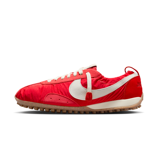 Overkicks - Nike Moon Shoe SP Jacquemus University Red (Womens) (HV8547-600) - vista lateral