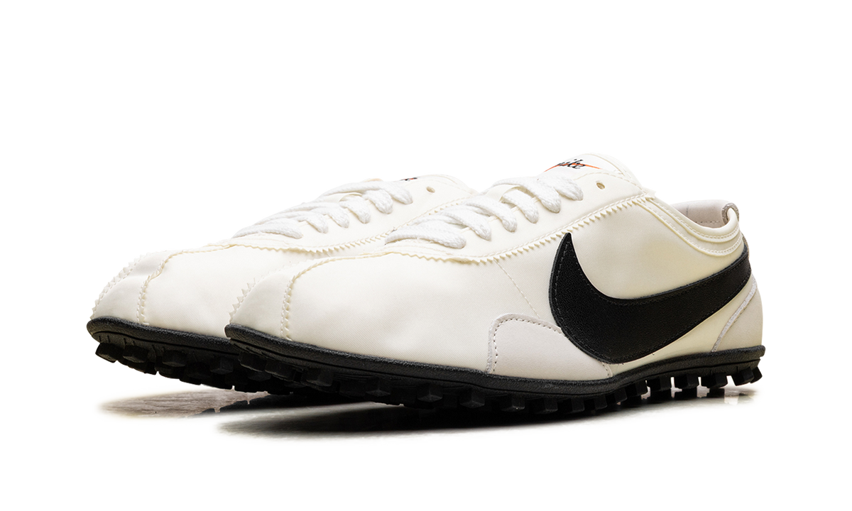 Overkicks - Nike Moon Shoe Soft Pearl Black (Womens) (II0407-001) - vista trasera