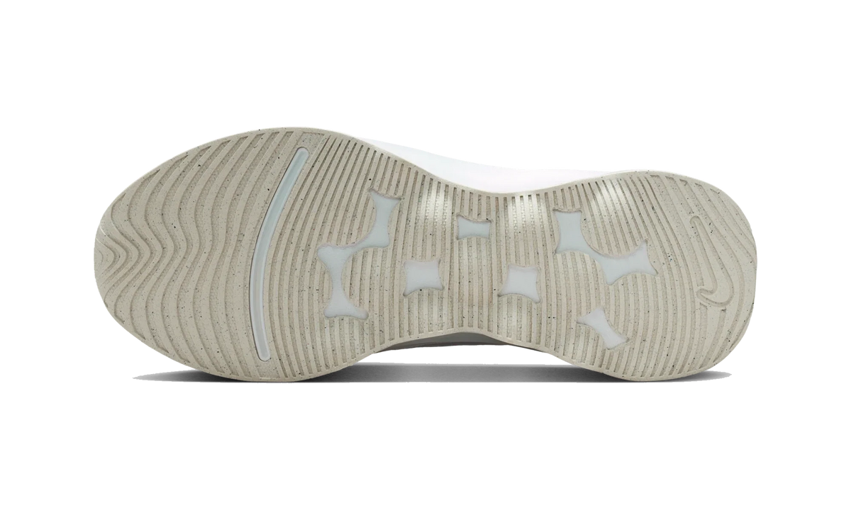Overkicks - Nike Motiva 2 White Chalk Sail (Womens) (II7278-100) - par completo