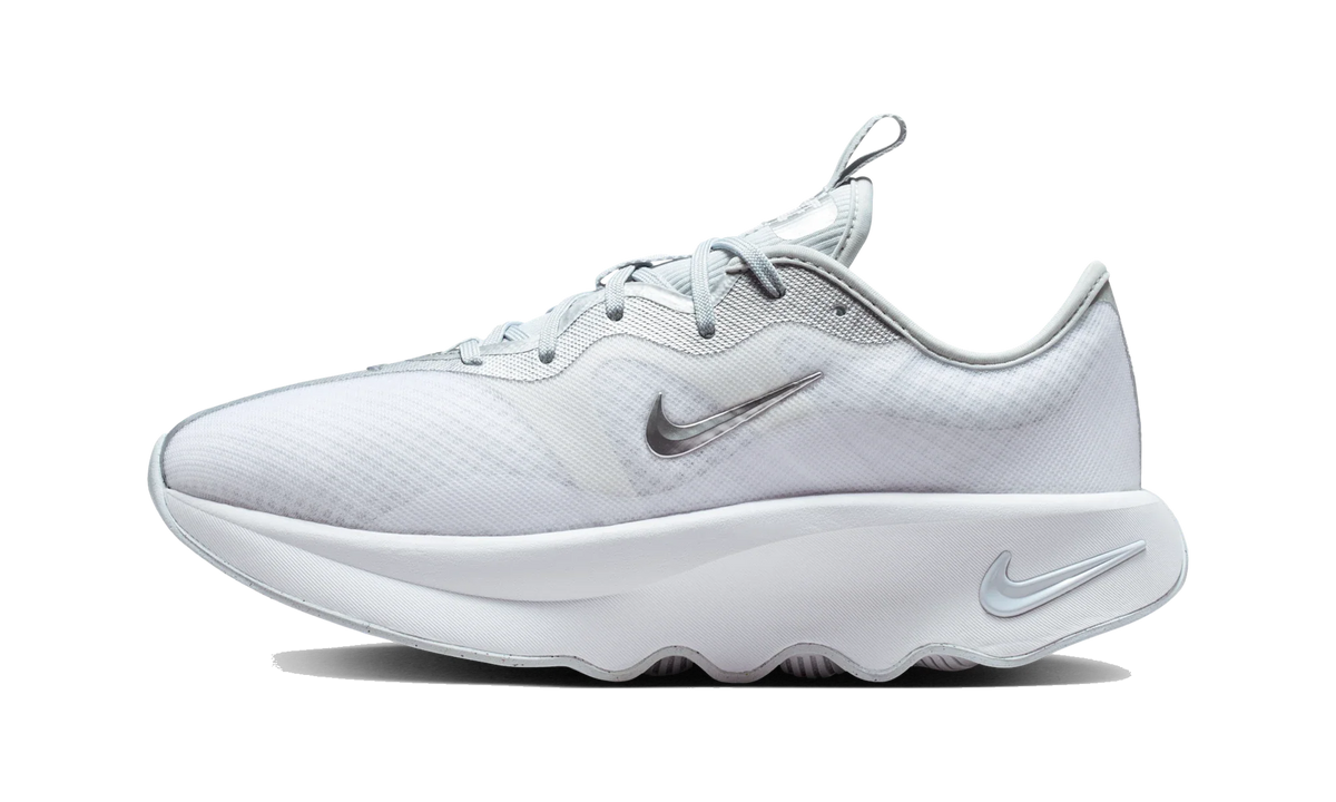 Overkicks - Nike Motiva 2 White Metallic Silver (Womens) (II7278-101) - vista lateral