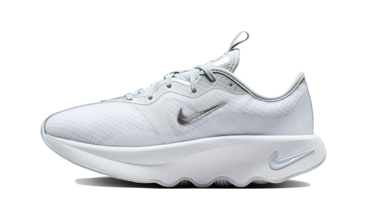 Overkicks - Nike Motiva 2 White Metallic Silver (Womens) (II7278-101) - vista lateral